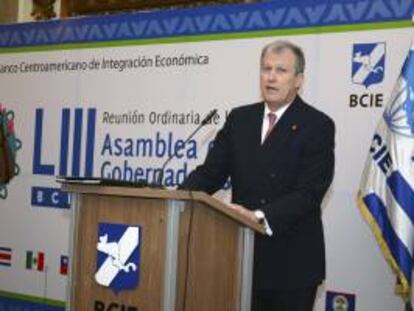 Fotografía cedida por el BCIE que muestra al presidente del banco regional, el hondureño Nick Rischbieth, durante la inauguración de la LIII Asamblea Ordinaria de Gobernadores del BCIE el 25 de abril de 2013, en San Salvador. EFE/Archivo