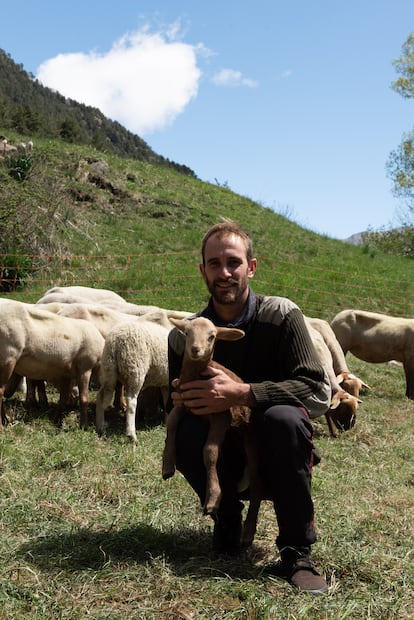 El pastor Zacarías Fievet con un cordero.