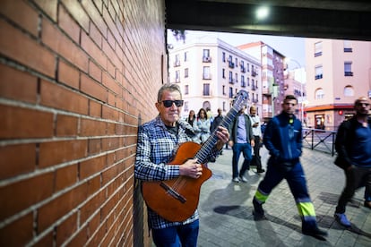 Cuti Carabajal, músico protagonista de la película 'La estrella azul', en la estación de Atocha de Madrid.