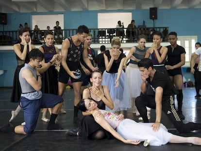 Ensayo general de 'Giselle', con Viengsay Valdés en el rol principal, junto a Rafael Quenedit y el cuerpo de baile de la compañía.