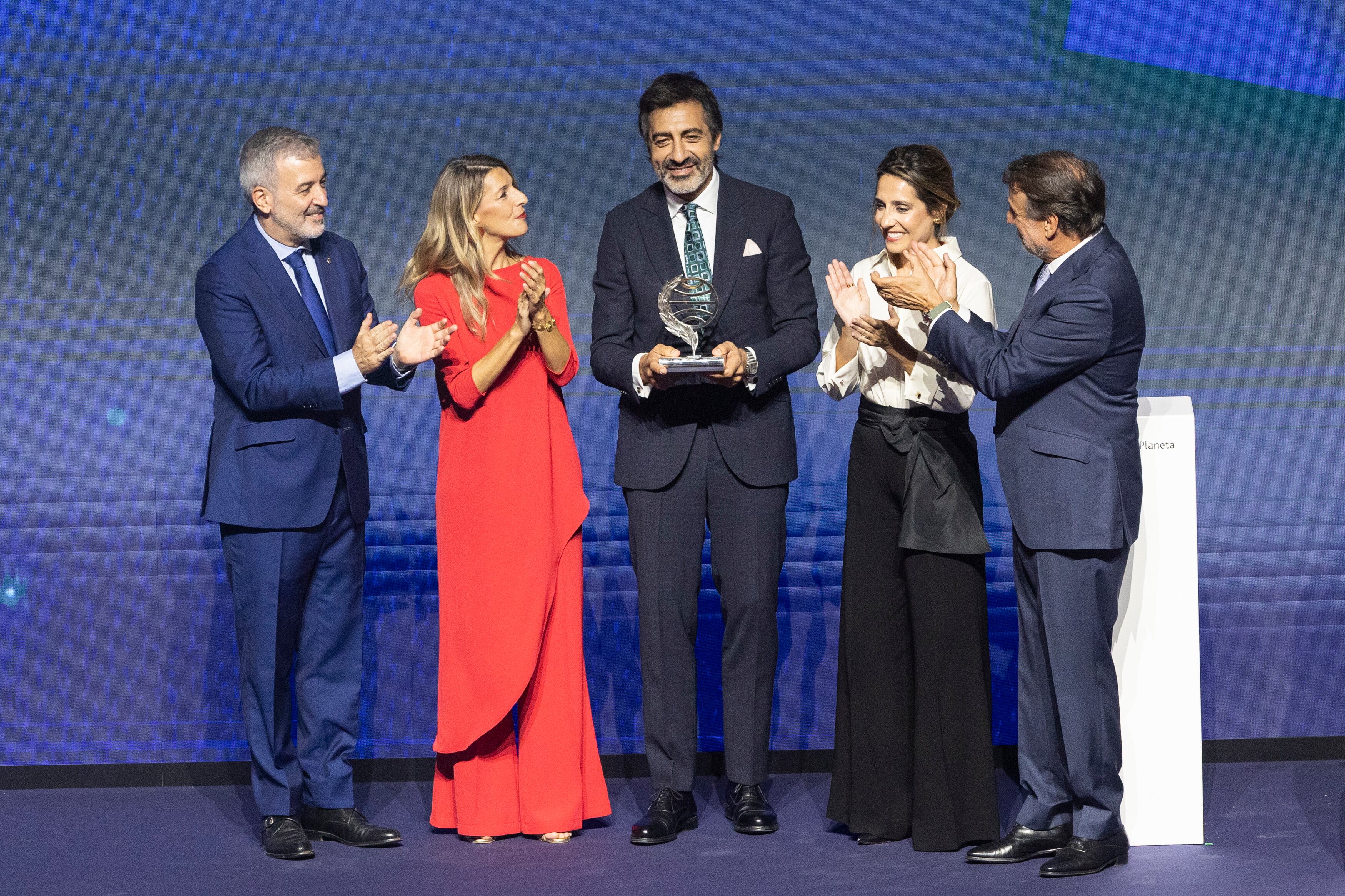 El ganador Juan del Val y finalista Angela Banzas reciben el premio en el MNAC de Barcelona.