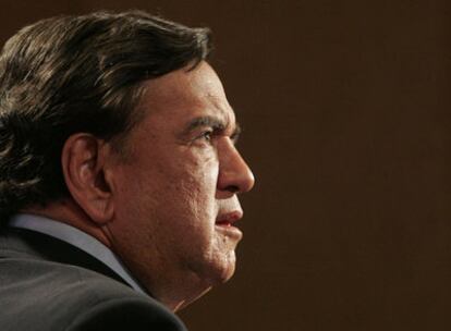 Bill Richardson, gobernador de Nuevo México, ha confirmado su candidatura presidencial por el Partido Demócrata con un programa amplio que repare "el daño hecho a nuestro país en los últimos seis años".