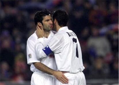 Sin Zidane ni Ronaldo, Figo fue el centro de todas las miradas en el Camp Nou. Tanto es así, que el árbrito se vio obligado a suspender el partido cuando los aficionados comenzaron a lanzar objetos al jugador madridista. En la imagen, el portugués en un gesto amistoso con su compañero Raúl. (Carles Ribas)