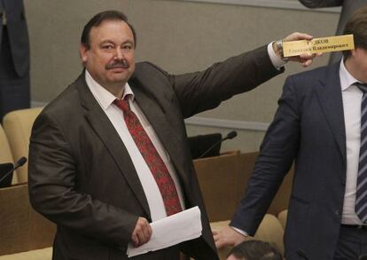 Guennadi Gudkov enseña una placa con su nombre tras retirlarle su acta de diputado durante un pleno de la Duma rusa.