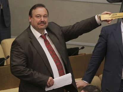 Guennadi Gudkov ense&ntilde;a una placa con su nombre tras retirlarle su acta de diputado durante un pleno de la Duma rusa.