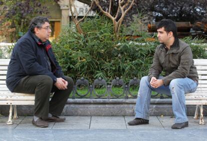 Los alumnos de FP Ignacio Palenzuela, de 48 años, a la izquierda, y Alai Rodríguez, de 26, en la Plaza Easo de San Sebastián.