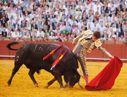 El Juli, en un largo natural al quinto toro de la tarde.