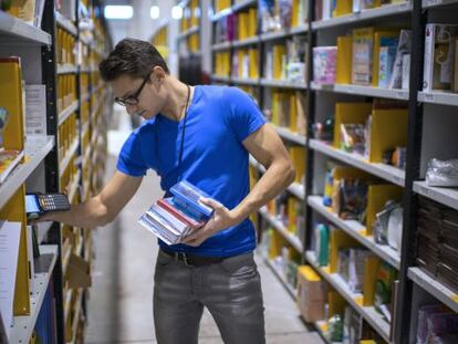 Un empleado de Amazon en sus almacenes de Chalon-sur-Saone, Francia. 