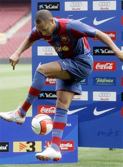 Henry posa con la camiseta del Barcelona