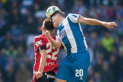 Budimir (izquierda) y Espinosa chocan durante un partido disputado entre el Mallorca y el Espanyol.