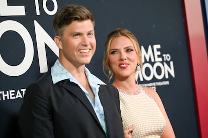 Colin Jost y Scarlett Johansson.