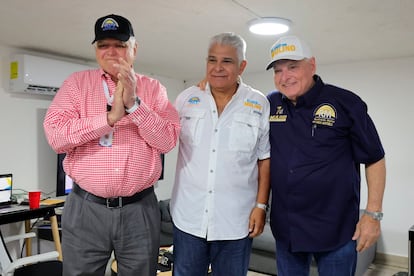 En una fotografía cedida por la campaña del aspirante a la presidencia de Panamá José Raúl Mulino acompañado del  expresidente de Panamá Ricardo Martinelli quien está asilado en la embajada de Nicaragua en Panamá, y su hermano Mario Martinelli este domingo.