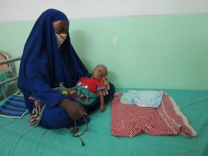 Mouna Medrid con su hijo de nueve meses Sidi Mohamed Ould Alioune, que ingresó con problemas respiratorios, gastroenteritis y malnutrición en el hospital de Nuakchot.