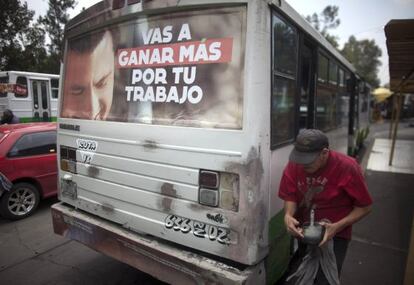 Propaganda del PRI, en un autob&uacute;s en la capital mexicana.