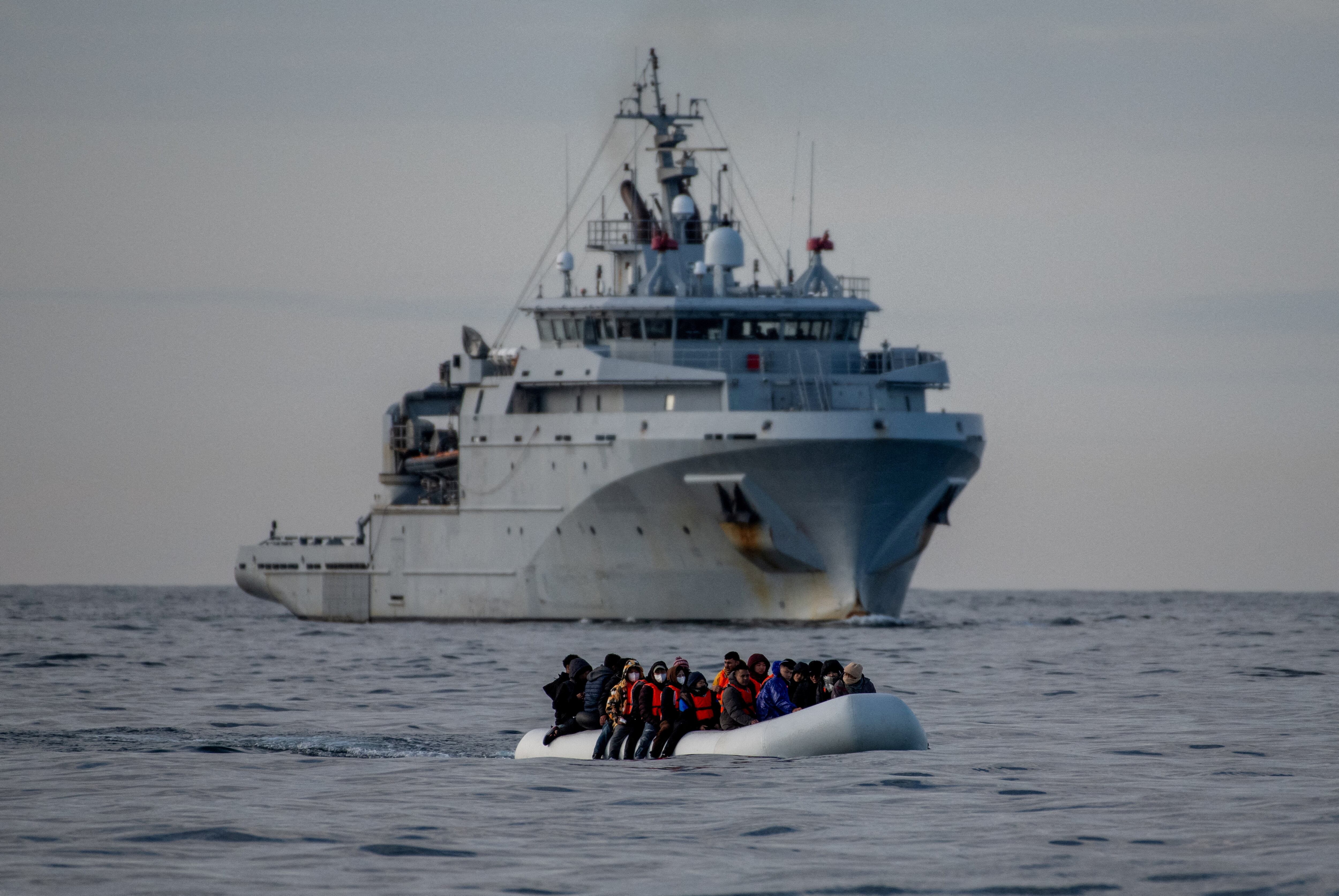 Una barca hinchable en el canal de la Mancha, intentando arribar a las costas de Reino Unido, el 4 de mayo de 2024. 