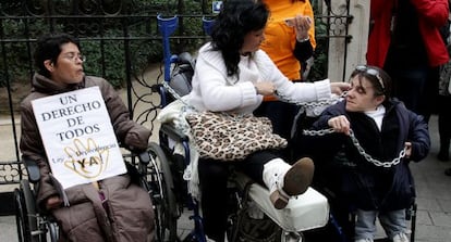 Elvira Murcia, dependiente de 41 años, encadenada este viernes frente al Palau de la Generalitat de Valencia.