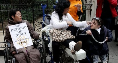 Elvira Murcia, dependiente de 41 a&ntilde;os, encadenada este viernes frente al Palau de la Generalitat de Valencia.