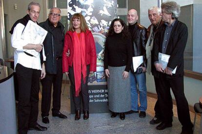 El director musical Paul Daniel y el de escena Dieter Dorn, en ambos extremos, con artistas del equipo de <i>L'upupa<i>.