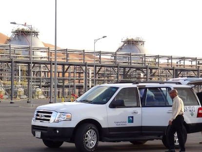 Un coche de la petrolera saudí Saudi Aramco en unas instalaciones en el sureste del país. / AFP