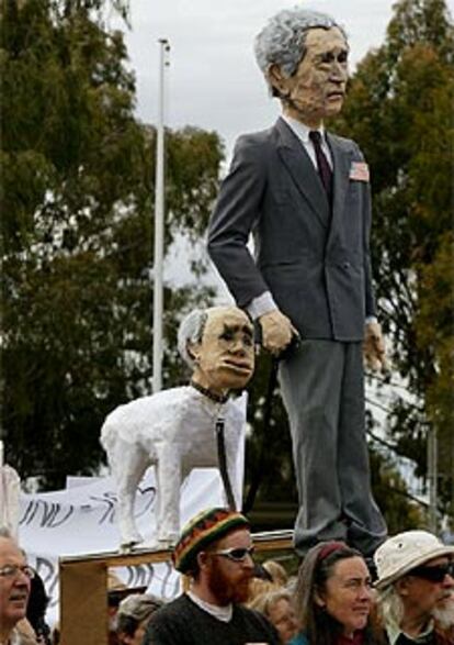 Los manifestantes caricaturizan a Bush, Sadam y Howard durante las protestas ante el Parlamento de Camberra.