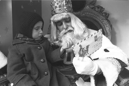 Ahí está una imagen del pasado: ese verdugo que tapa la cabeza del niño, ese abrigo de paño, la carta a los Reyes, Melchor con la peluca mal puesta...