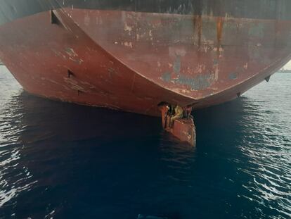 Los tres polizones subidos a la pala del timón de un petrolero llegado a Las Palmas de Gran Canaria desde Lagos (Nigeria).