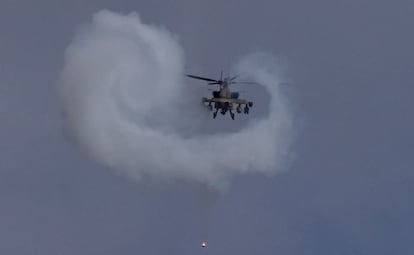 Un helicóptero israelí lanza misiles en el sur del Líbano, cerca de la frontera con Israel, este miércoles. 