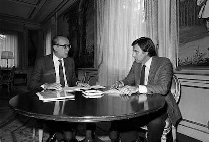 El entonces presidente del Gobierno, Leopoldo Calvo-Sotelo, conversa con el líder socialista, tras la victoria de este último en las elecciones generales del 28 de octubre de 1982.
