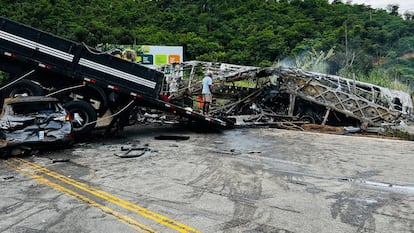 Una persona inspecciona el lugar del accidente de autobs este sbado en Tefilo Otoni, Brasil