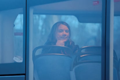 La activista climática Greta Thunberg gesticulaba, sentada en un autobús, este martes.