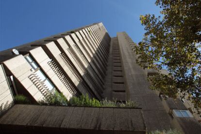 Muchos vecinos han cerrado las terrazas de las 27 plantas de la Torre de Valencia, rompiendo la armonía de su fachada.
Alzado del edificio de Javier Carvajal.