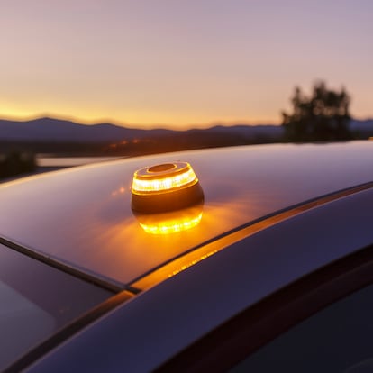 Artículo de EL PAÍS Escaparate que describe la luz de emergencia V16 rebajada en PcComponentes a menos de 30 euros