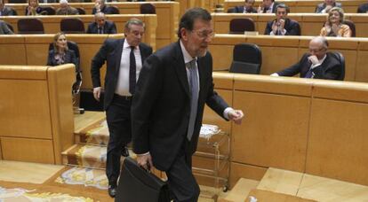 Rajoy sale ayer de la sesi&oacute;n de control al Gobierno en el Senado.