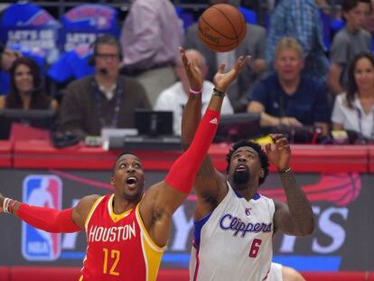 Dwight Howard y DeAndre Jordan saltan por el balón.