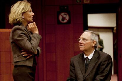 La ministra de Economía, Elena Salgado, conversa con su colega alemán, Wolfgang Schaüble, durante el Eurogrupo ayer en Bruselas.