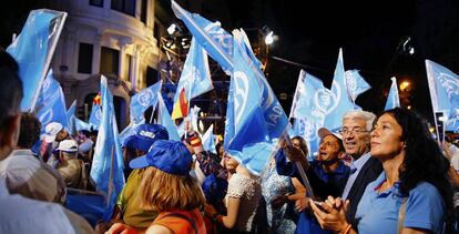 Simpatizantes del PP, celebran en la sede del partido, este domingo.