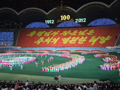 Muito feliz em construir coisas gigantes, a capital da Coreia do Norte, Pyongyang, tem entre seus marcos arquitetônicos o estádio com mais capacidade do mundo. Foi inaugurado em 1989, comporta 114.000 pessoas e ocupa mais de 20 hectares.