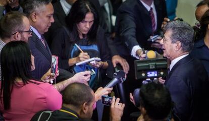 Un grupo de periodistas con Ramos Allup en la Asamblea.