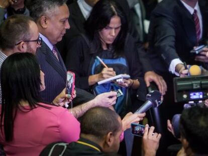 Un grupo de periodistas con Ramos Allup en la Asamblea.