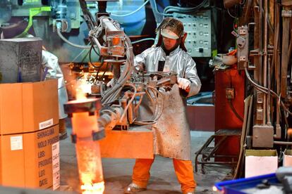 Un trabajador de ArcelorMittal en la planta que la compañía tiene en Ontario (Canadá)