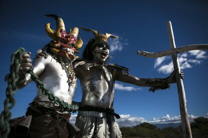 Dos participantes del tradicional carnaval de San Martín Tilcajete, en el estado de Oaxaca (México). 