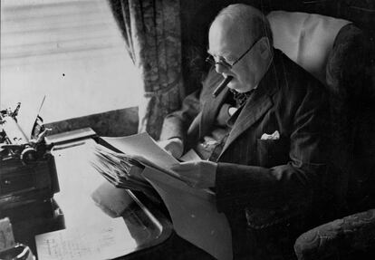 Winston Churchill trabajando durante uno de sus viajes en tren.