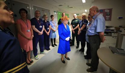 Isabel II saluda al personal sanitario del Royal Manchester Children's Hospital de Manchester.