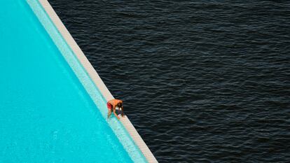 Un hombre en una piscina colocada dentro del río Spree, en Berlín, el 17 de junio de 2022.