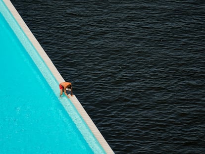 Un hombre en una piscina colocada dentro del río Spree, en Berlín, el 17 de junio de 2022.
