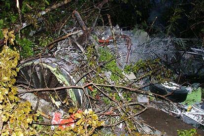 La fotografía muestra los restos de una de las ruedas del avión. "El avión está desintegrado y el rescate lo hemos hecho en una zona fangosa y de bosque tupido. El escenario es dantesco porque hay víctimas sin cabezas, sin brazos, ni piernas", ha manifestado el jefe de la policía.