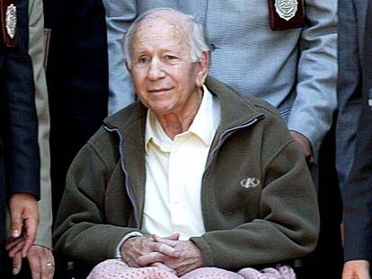 El jefe de Colonia Dignidad, Paul Schäfer, tras su detención en Buenos Aires en 2005.