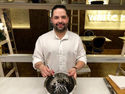 JUANLU FERNANDEZ EN LA COCINA DE SU RESTAURANTE, DENTRO DEL PROPIO COMEDOR / CAPEL