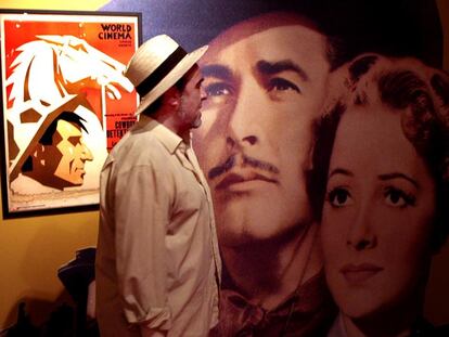 Un visitante, ayer en el Muvim en la exposición <i>El cartel de cine en Suecia y Dinamarca 1915-1942</i>.