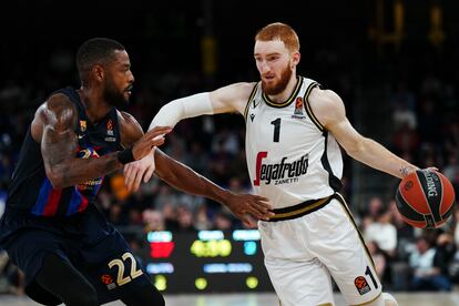 Cory Higgins, del Barcelona, defiende al escolta del Virtus Bolonia Nico Mannion durante el encuentro de Euroliga de este jueves.